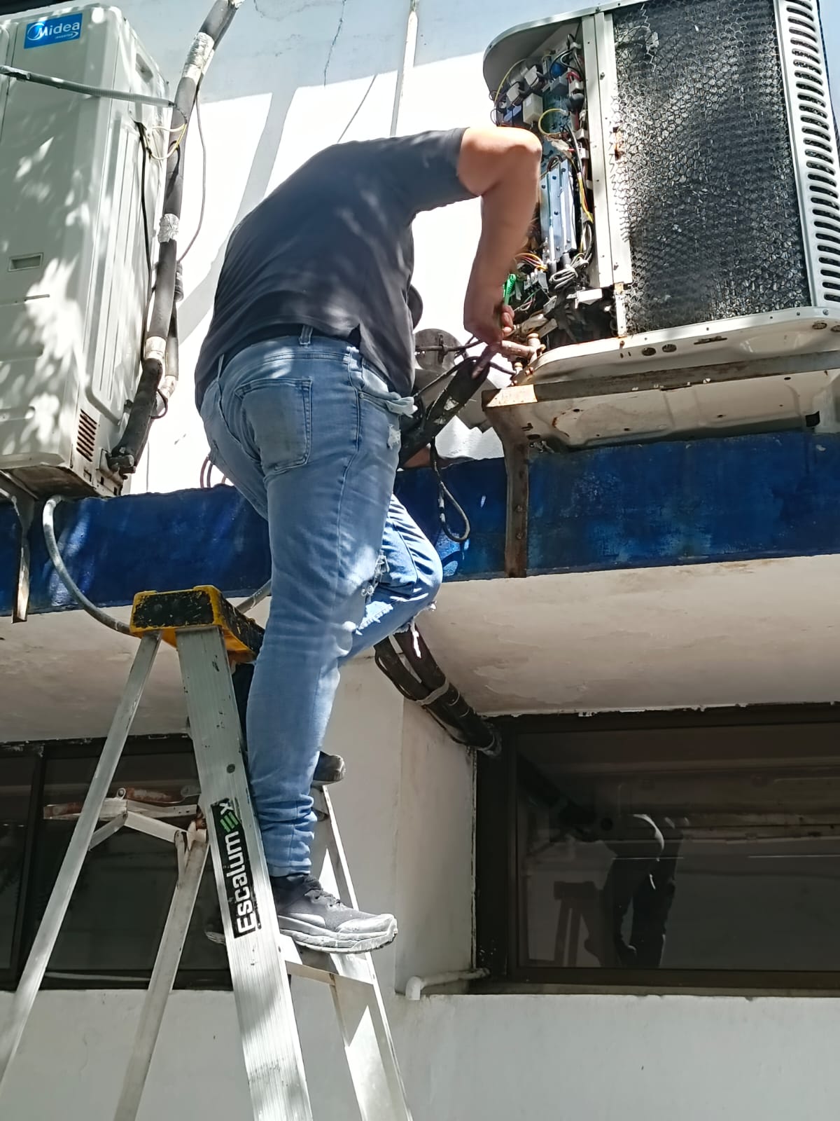Reparación de condensador de aire acondicionado