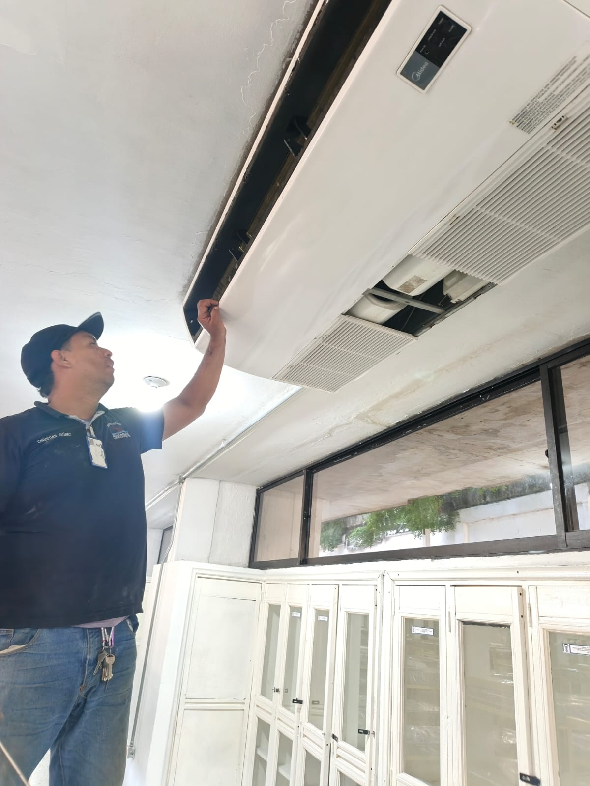 Técnico profesional reparando aire acondicionado en Barranquilla